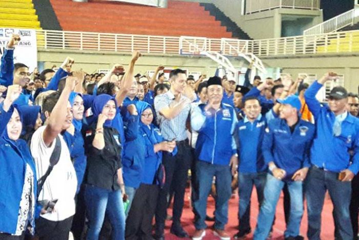 Ketua Demokrat Gresik Minta Calegnya Bersaing dengan Caleg Partai Lain Ketua Demokrat Gresik Minta Calegnya Bersaing dengan Caleg Partai Lain