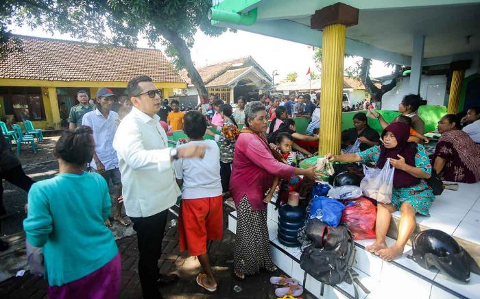 Kembali Tinjau Lokasi Banjir, Pj Wali Kota Mojokerto Dengarkan Keluhan dan Beri Bantuan Kembali Tinjau Lokasi Banjir, Pj Wali Kota Mojokerto Dengarkan Keluhan dan Beri Bantuan