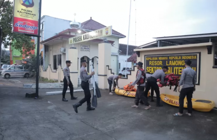 Banjir Bengawan Jero Meluas, Polres Lamongan Dirikan Posko Siaga di Kalitengah