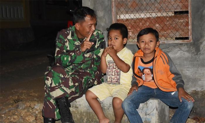Pasiter Ajarkan Berhitung dengan Metode Menyenangkan Kepada Bocah-bocah Desa Kedungsalam Pasiter Ajarkan Berhitung dengan Metode Menyenangkan Kepada Bocah-bocah Desa Kedungsalam