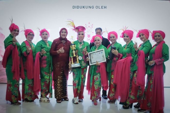 IWAPI Jember Raih Prestasi: Juara Tercetar dalam Parade Gaya Berkebaya IWAPI Jember Raih Prestasi: Juara Tercetar dalam Parade Gaya Berkebaya