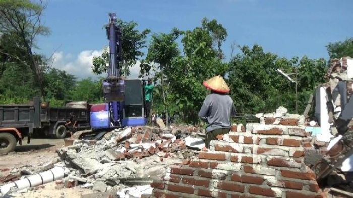 Ditinggal Jadi TKW, Suami Selingkuh, Istri Hancurkan Rumah dengan Alat Berat Ditinggal Jadi TKW, Suami Selingkuh, Istri Hancurkan Rumah dengan Alat Berat