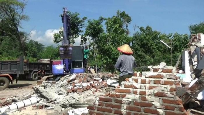 Ditinggal Jadi TKW, Suami Selingkuh, Istri Hancurkan Rumah dengan Alat Berat