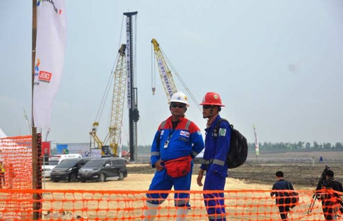 Kepala SKK Migas Resmikan Pemancangan Perdana Proyek Gas J-TB di Bojonegoro Kepala SKK Migas Resmikan Pemancangan Perdana Proyek Gas J-TB di Bojonegoro
