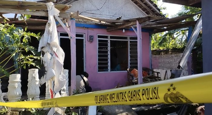 Rumah Ketua KPPS di Pamekasan Diduga Dilempar Bom OTK saat Sekeluarga Tidur Rumah Ketua KPPS di Pamekasan Diduga Dilempar Bom OTK saat Sekeluarga Tidur