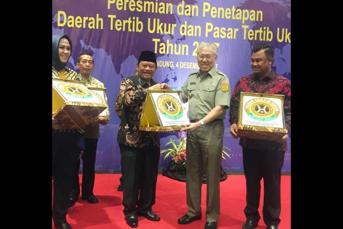 Terima Penghargaan, Bupati Minta UPT Metrologi Legal Sidoarjo Tingkatkan Pelayanan Terima Penghargaan, Bupati Minta UPT Metrologi Legal Sidoarjo Tingkatkan Pelayanan