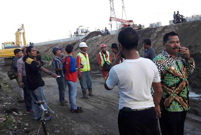 Warga Desa Sumput Tagih Janji Pelaksana Proyek Tol Sumo Warga Desa Sumput Tagih Janji Pelaksana Proyek Tol Sumo