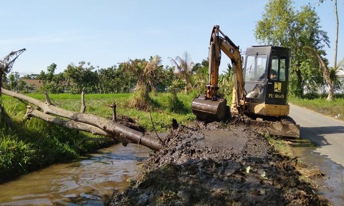 Lancarkan Aliran Air ke Sawah, Pemkab Pasuruan Lakukan Normalisasi Irigasi