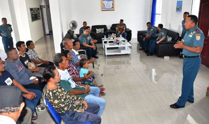 Komandan Guspurla Bagikan Sembako pada Warga Desa Tawir, ini Alasannya Komandan Guspurla Bagikan Sembako pada Warga Desa Tawir, ini Alasannya