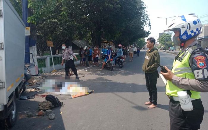 Kecelakaan Tunggal di Jalan Raya Taman Sidoarjo, Mobil Box Tabrak Tiang Reklame, Sopir Tewas Kecelakaan Tunggal di Jalan Raya Taman Sidoarjo, Mobil Box Tabrak Tiang Reklame, Sopir Tewas