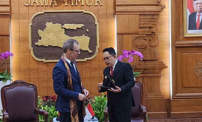 Terima Kunjungan Dubes Swiss, Pj Gubernur Jatim Jajaki Peningkatan Kerja Sama di 2 Sektor Terima Kunjungan Dubes Swiss, Pj Gubernur Jatim Jajaki Peningkatan Kerja Sama di 2 Sektor