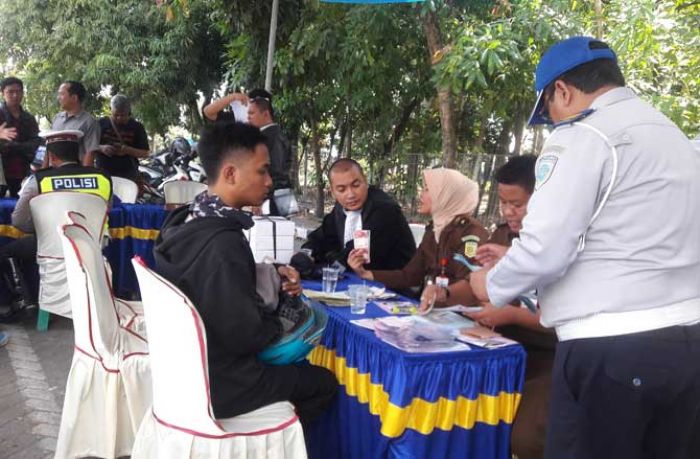 Operasi Ranmor di Terminal Bunder, Satlantas Polres Gresik Tindak Ratusan Pelanggar Lalin Operasi Ranmor di Terminal Bunder, Satlantas Polres Gresik Tindak Ratusan Pelanggar Lalin