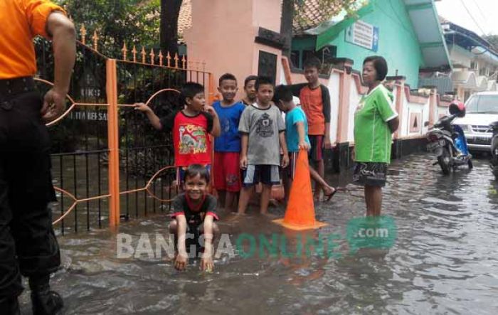 Air Sungai Sadar Rendam Mojokerto, Akses Jalan dan Pendidikan Lumpuh Air Sungai Sadar Rendam Mojokerto, Akses Jalan dan Pendidikan Lumpuh