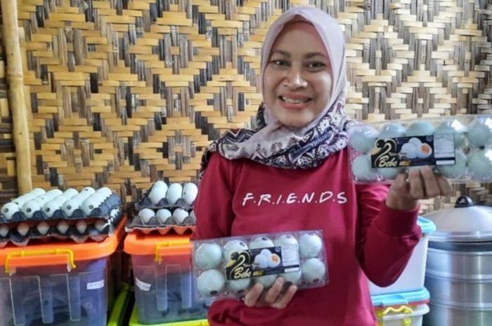 Kisah Ibu Rumah Tangga di Blitar Sukses Merintis Usaha Telur Asin di Tengah Pandemi Kisah Ibu Rumah Tangga di Blitar Sukses Merintis Usaha Telur Asin di Tengah Pandemi