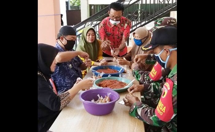 Tim GTPPC Lamongan Salurkan Paket Sembako ke Warga Terdampak Covid-19 Tim GTPPC Lamongan Salurkan Paket Sembako ke Warga Terdampak Covid-19