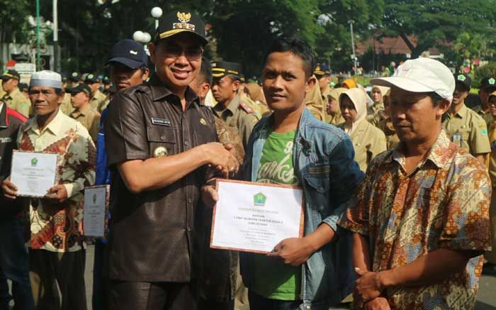 Wali Kota Malang Serahkan Bantuan 15 Unit Traktor dari Kementan RI kepada Gapoktan Wali Kota Malang Serahkan Bantuan 15 Unit Traktor dari Kementan RI kepada Gapoktan