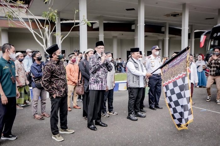 Berangkatkan Ratusan Santri Nurul Jadid, Bupati Hendy Ingatkan untuk Tetap Cinta Kampung Halaman