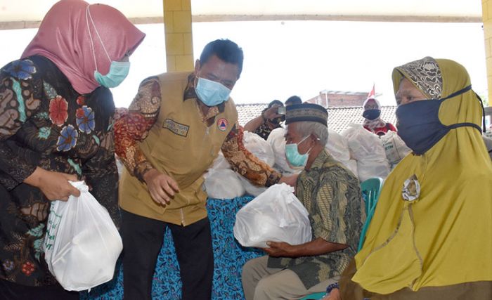 Bupati Pungkasiadi Serahkan Paket Sembako untuk Lansia di Kecamatan Jetis Bupati Pungkasiadi Serahkan Paket Sembako untuk Lansia di Kecamatan Jetis