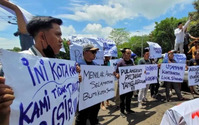 Dinilai Arogan, AJKS Minta Oknum Pejabat DPUPP Situbondo Dicopot Dinilai Arogan, AJKS Minta Oknum Pejabat DPUPP Situbondo Dicopot