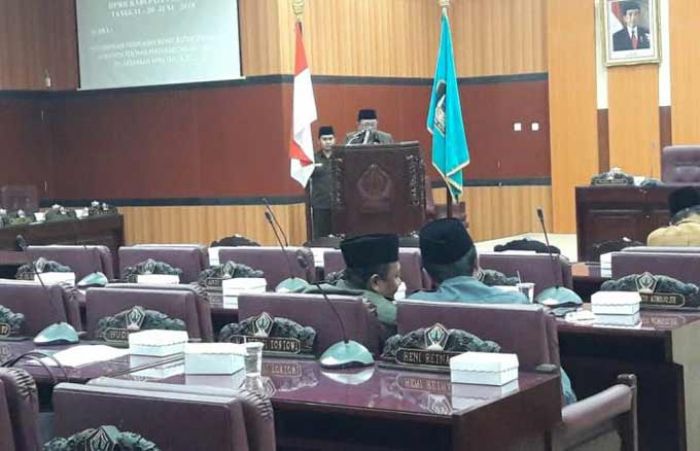 Bupati Sampaikan Pertanggungjawaban Pelaksanaan APBD 2017 Bupati Sampaikan Pertanggungjawaban Pelaksanaan APBD 2017