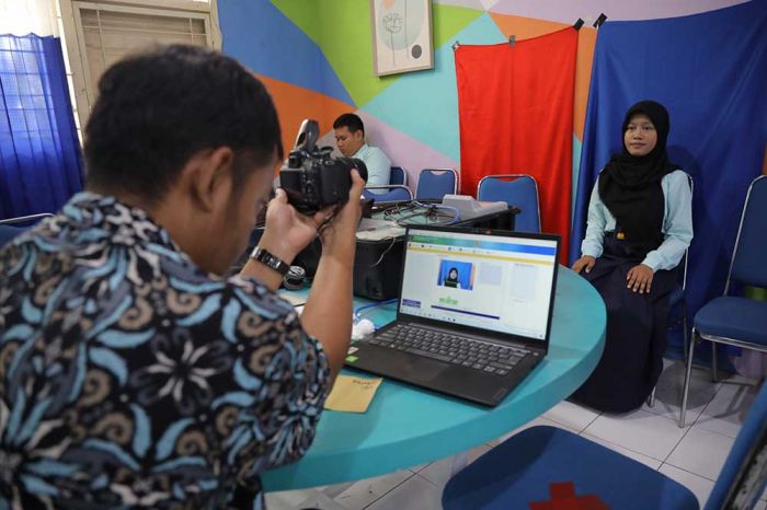 Permudah Layanan Perekaman KTP-El, Dispendukcapil Kunjungi Seluruh SMA di Kota Kediri Permudah Layanan Perekaman KTP-El, Dispendukcapil Kunjungi Seluruh SMA di Kota Kediri