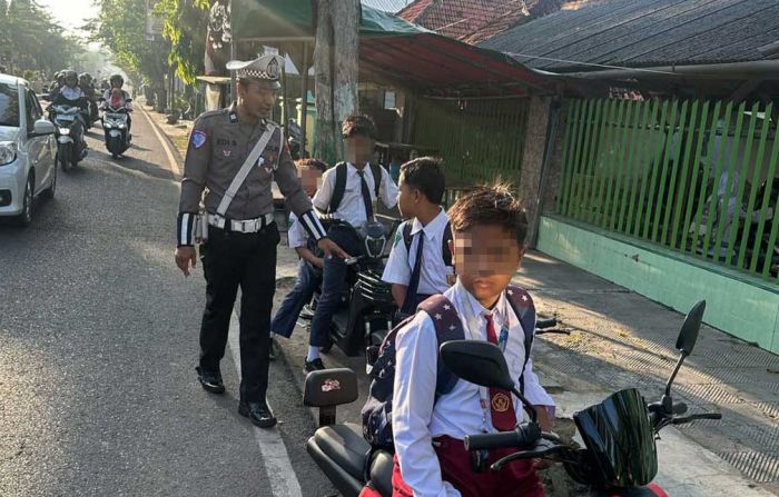 Polres Pamekasan Imbau Masyarakat Tak Gunakan Sepeda Listrik di Jalan Raya, Khususnya Anak-Anak Polres Pamekasan Imbau Masyarakat Tak Gunakan Sepeda Listrik di Jalan Raya, Khususnya Anak-Anak