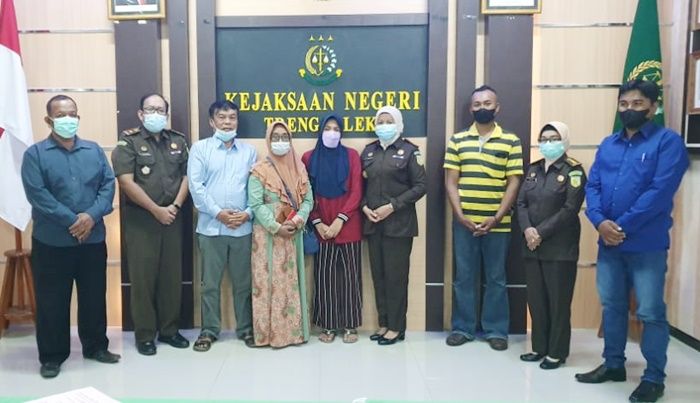 Dapat Restorative Justice Kejari, Wanita Pencuri Dompet di Trenggalek Bebas dari Jerat Hukum Dapat Restorative Justice Kejari, Wanita Pencuri Dompet di Trenggalek Bebas dari Jerat Hukum