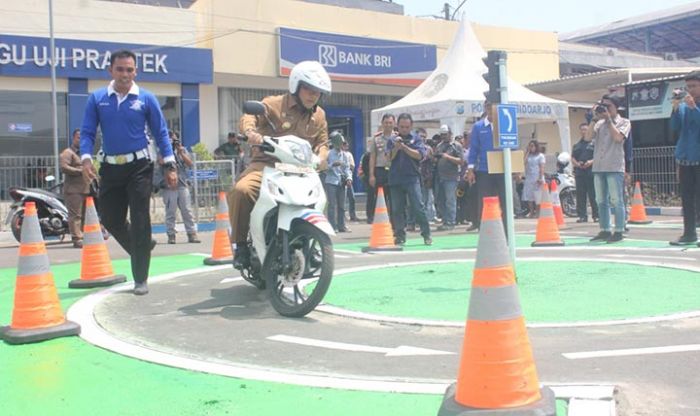 Bupati Sidoarjo Ikut Tes Praktik SIM di Satpas Polresta Sidoarjo Bupati Sidoarjo Ikut Tes Praktik SIM di Satpas Polresta Sidoarjo