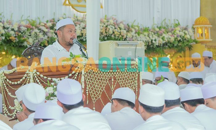 Hadir di Haul Akbar Gresik, Bupati Ajak Jemaah Teladani Para Pendahulu