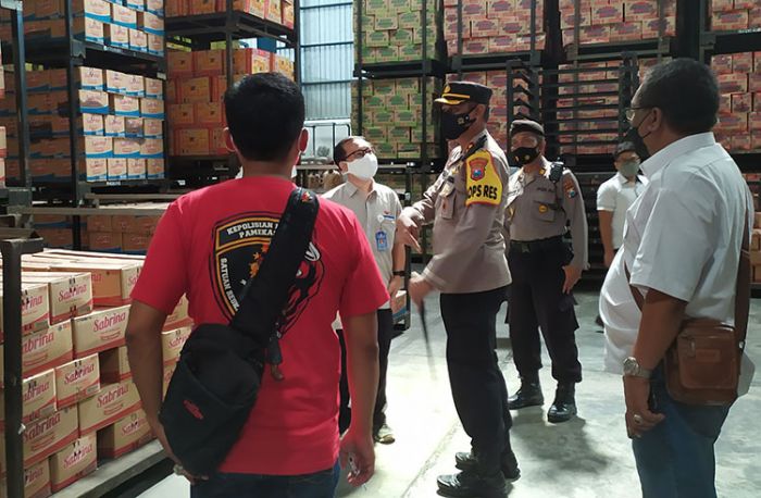 Pastikan Stok Minyak Goreng Aman, Tim Satgas Pangan Pamekasan Sidak Distributor dan Toko Modern Pastikan Stok Minyak Goreng Aman, Tim Satgas Pangan Pamekasan Sidak Distributor dan Toko Modern
