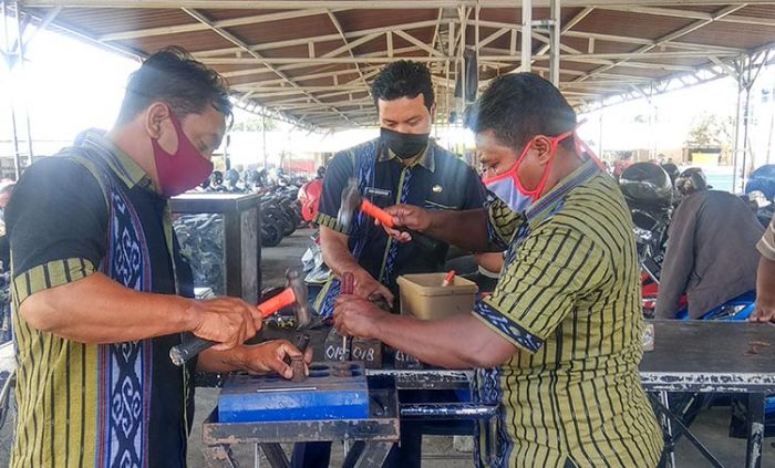 Lindungi Konsumen, Disperindag Lamongan Tera Ulang Timbangan Pedagang Pasar Ikan