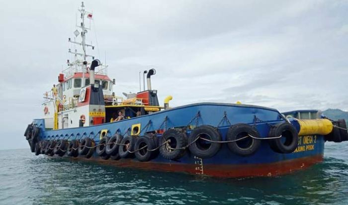 Mesin Rusak, Kapal Tongkang Pengangkut Ribuan Ton Batu Bara Terdampar di Pantai Tempursari
