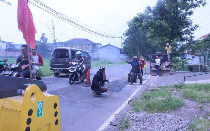 Perawatan Jalan di Kabupaten Pasuruan Tunggu Pengadaan Aspal Rampung Perawatan Jalan di Kabupaten Pasuruan Tunggu Pengadaan Aspal Rampung