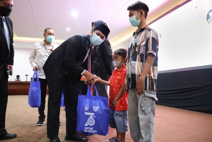 Peringati HUT Jatim Ke-76, Pemkot Kediri Beri Bantuan ke Anak Yatim dan Ratusan Seniman Peringati HUT Jatim Ke-76, Pemkot Kediri Beri Bantuan ke Anak Yatim dan Ratusan Seniman
