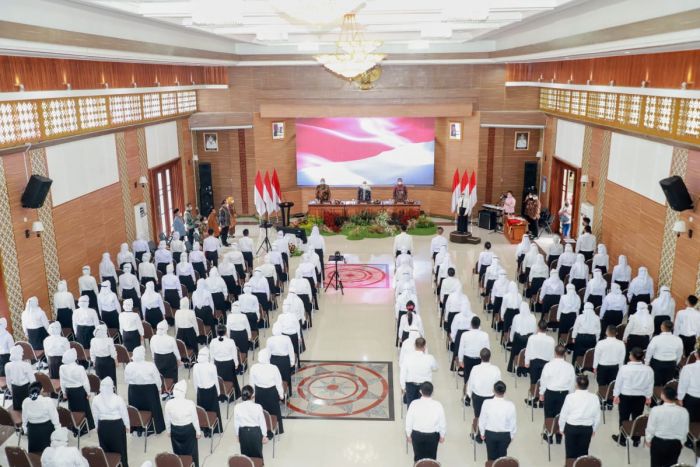 Gubernur Khofifah Minta CPNS Peka Situasi dan Miliki Karakter BerAKHLAK Gubernur Khofifah Minta CPNS Peka Situasi dan Miliki Karakter BerAKHLAK