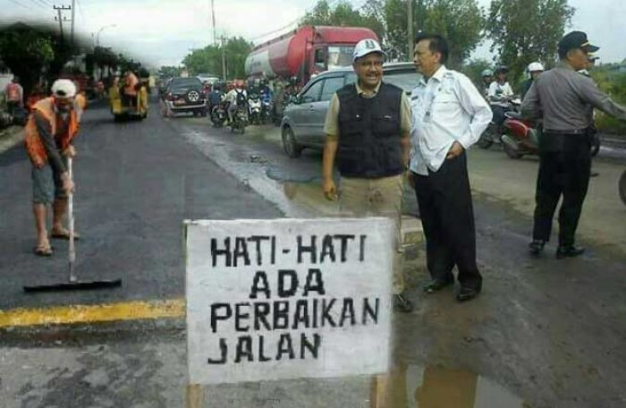 Sindir Pemerintah agar segera Perbaiki Jalan Betoyo-Pecuk, Meme ini jadi Viral Sindir Pemerintah agar segera Perbaiki Jalan Betoyo-Pecuk, Meme ini jadi Viral