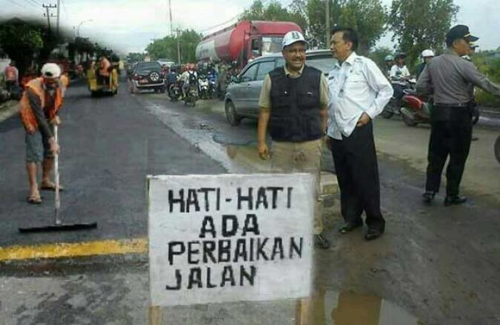 Sindir Pemerintah agar segera Perbaiki Jalan Betoyo-Pecuk, Meme ini jadi Viral