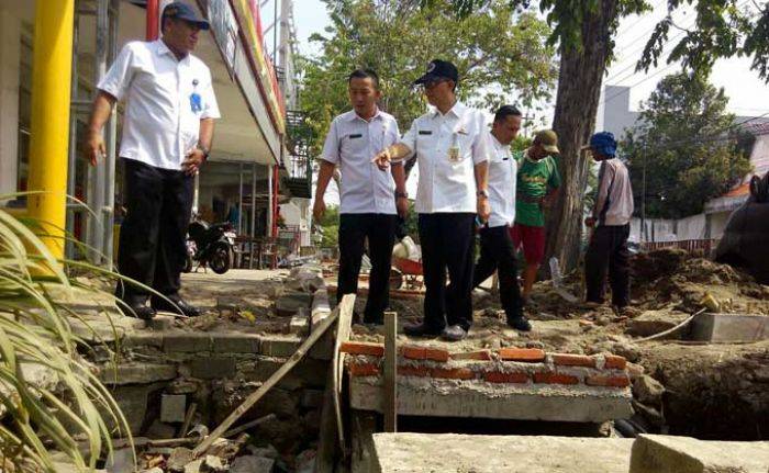 Mulai Digarap, Trotoar Ramah Pejalan Kaki di Sidoarjo Ditarget Rampung Desember Mulai Digarap, Trotoar Ramah Pejalan Kaki di Sidoarjo Ditarget Rampung Desember