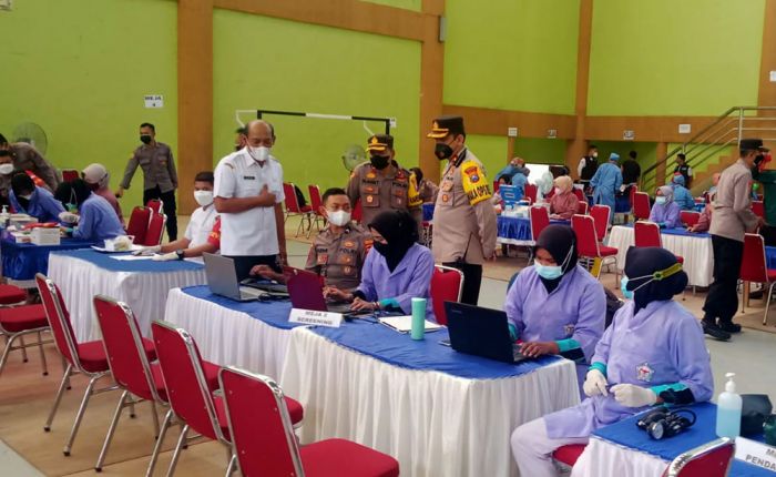 Kapolres Ngawi Pantau Gerai Vaksinasi Merdeka Serentak di GOR Bung Hatta Kapolres Ngawi Pantau Gerai Vaksinasi Merdeka Serentak di GOR Bung Hatta