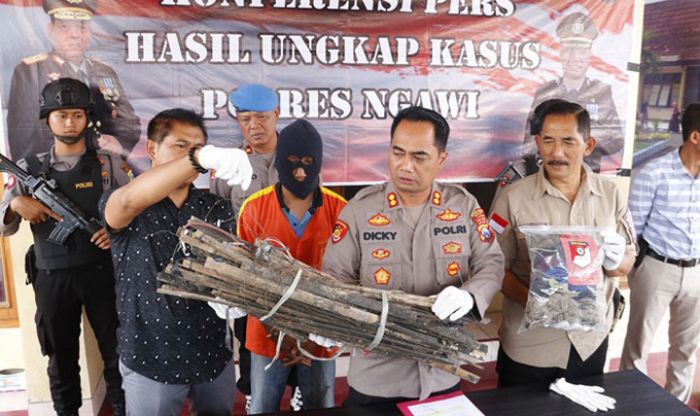 Pemasang Jebakan Tikus Listrik Hingga Merenggut Korban Jiwa di Ngawi Ditahan Polisi Pemasang Jebakan Tikus Listrik Hingga Merenggut Korban Jiwa di Ngawi Ditahan Polisi
