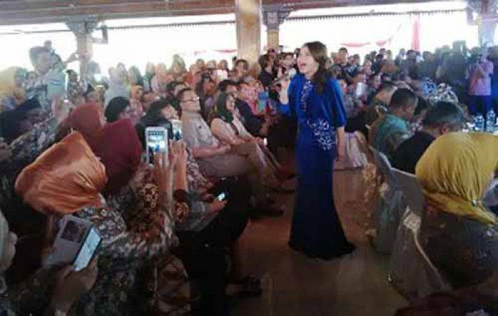 Pamit Lengser, Bupati Mojokerto Nanggap Rossa Pamit Lengser, Bupati Mojokerto Nanggap Rossa
