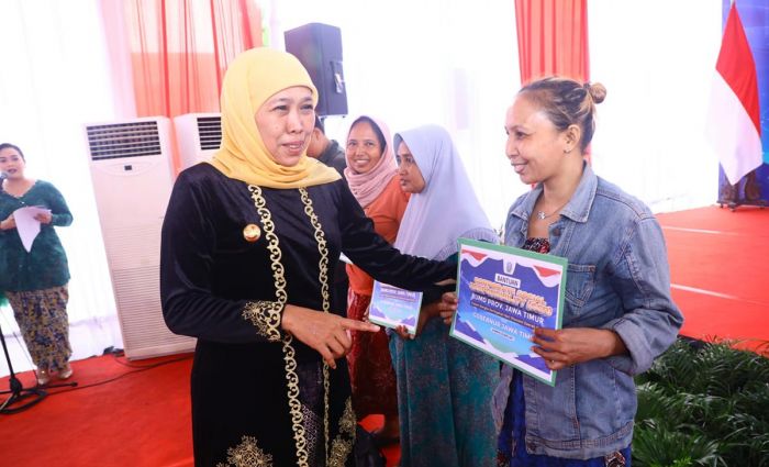 Gubernur Khofifah Bagikan 100 Paket Zakat Produktif pada Pelaku Usaha Ultra Mikro Surabaya Gubernur Khofifah Bagikan 100 Paket Zakat Produktif pada Pelaku Usaha Ultra Mikro Surabaya
