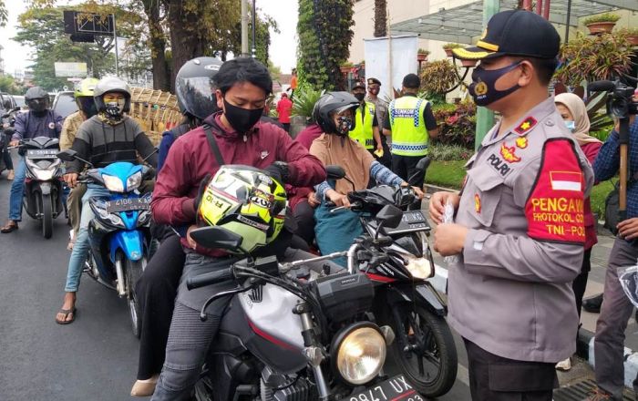 Laksanakan Inpres, Polres Batu Bagikan 10.000 Masker Gratis