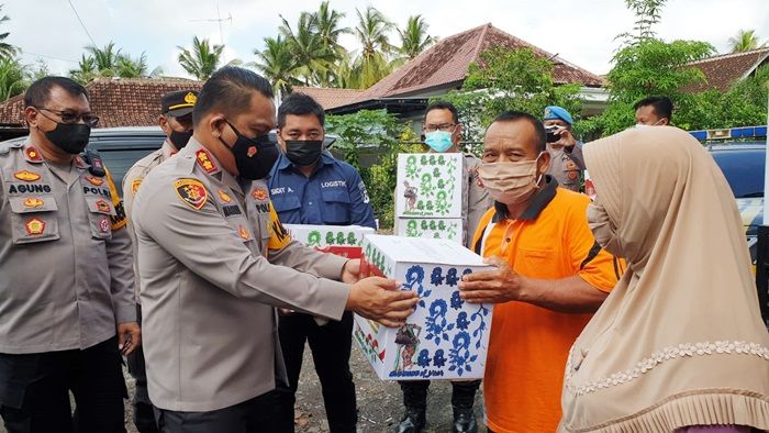 Kapolresta Banyuwangi Bagikan Paket Sembako kepada Warga Terdampak Angin Puting Beliung di Bangorejo