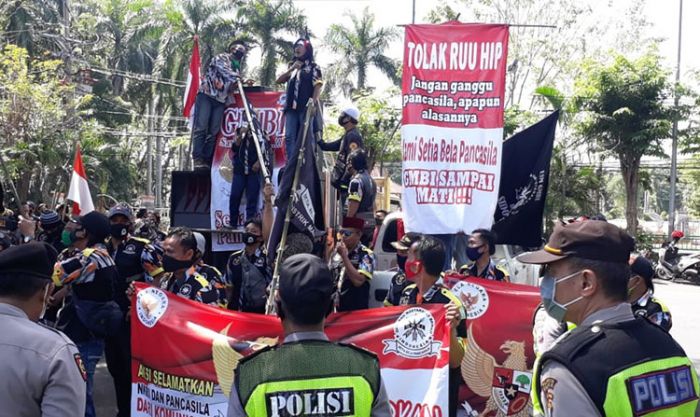 Tolak RUU HIP, LSM GMBI Sidoarjo Datangi Kantor DPRD Tolak RUU HIP, LSM GMBI Sidoarjo Datangi Kantor DPRD