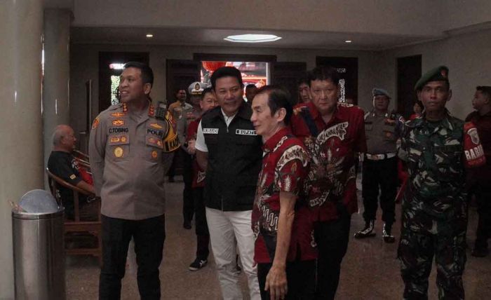Plt Bupati dan Kapolresta Sidoarjo Tinjau Pelaksanaan Imlek di Klenteng Tjong Hok Kiong Plt Bupati dan Kapolresta Sidoarjo Tinjau Pelaksanaan Imlek di Klenteng Tjong Hok Kiong