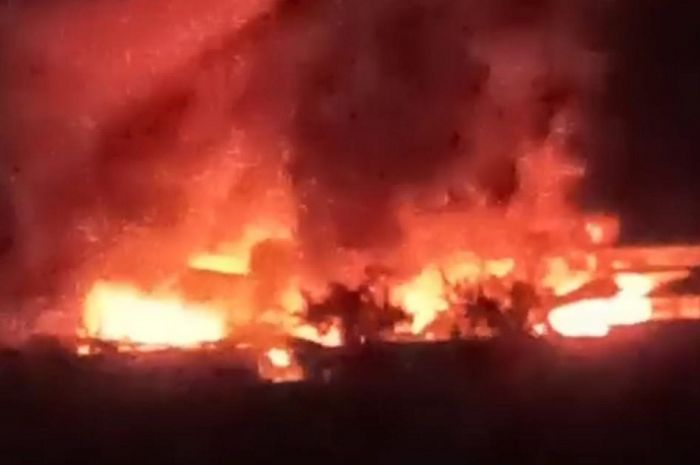 Terdengar Lebih 10 Kali Ledakan Besar, Pabrik Cat di Sidoarjo Terbakar