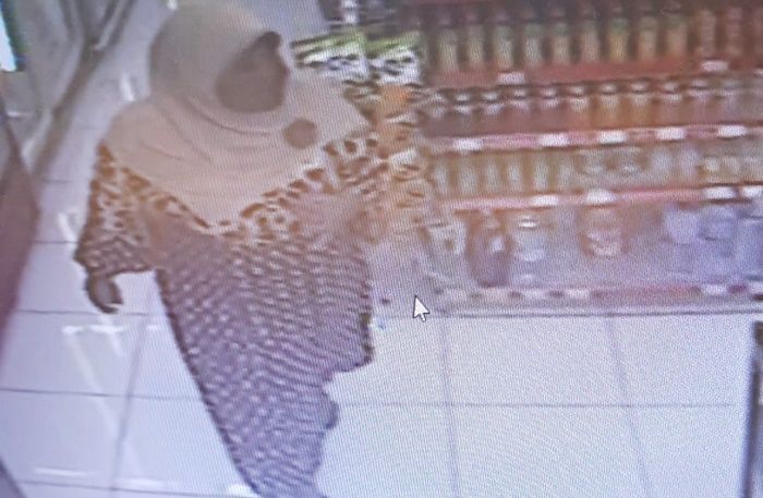 Aksi Nenek Berdaster Curi 1 Boks Susu di Minimarket Sidoarjo Terekam CCTV, Pegawai Tak Lapor Polisi Aksi Nenek Berdaster Curi 1 Boks Susu di Minimarket Sidoarjo Terekam CCTV, Pegawai Tak Lapor Polisi