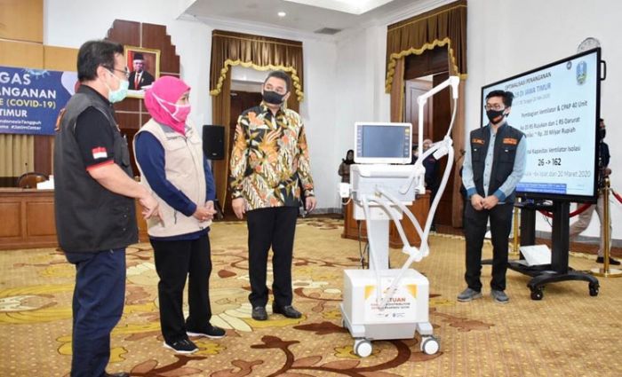 Maksimalkan Pelayanan Penanganan Covid-19, Khofifah Serahkan 40 Ventilator dan CPAP ke 20 RS Rujukan