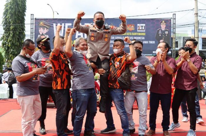 Polresta Banyuwangi Berikan Hadiah Pemenang Lomba Foto Asyik Bareng Polisi Polresta Banyuwangi Berikan Hadiah Pemenang Lomba Foto Asyik Bareng Polisi